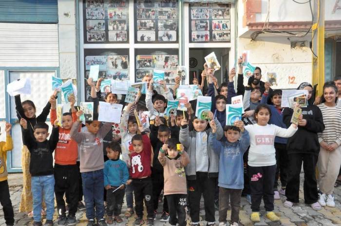 Muhtar Amcadan Çocuklara Karne Hediyesi