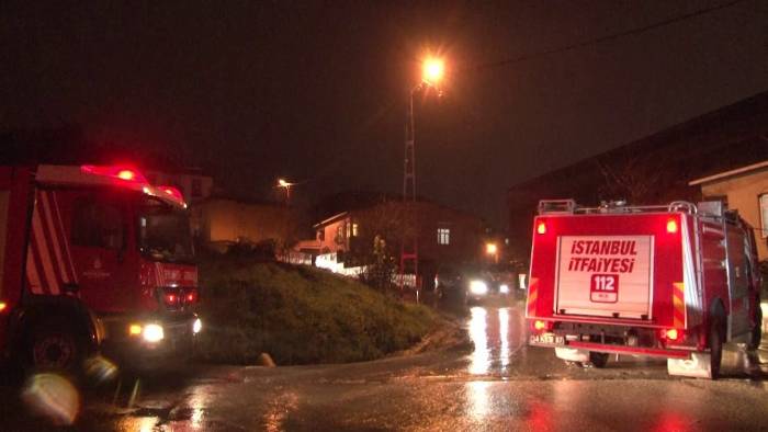 Sultanbeyli’de Bir Binanın Çatısı Yanarak Kullanılamaz Hale Geldi