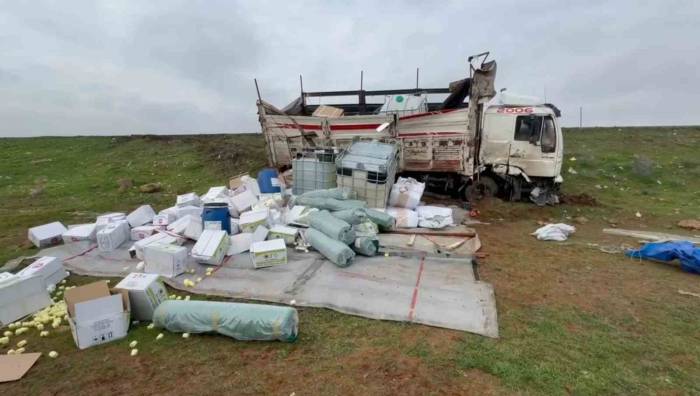 Şanlıurfa’da Tekstil Malzemeleri Yüklü Kamyon Devrildi