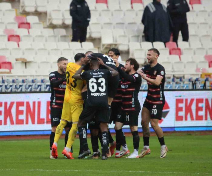 Trednyol Süper Lig: Sivasspor: 2 - Gaziantep Fk: 2 (İlk Yarı)