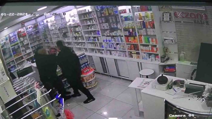 Amasya’da Nöbetçi Eczanede Bıçaklı Saldırı: O Anlar Kamerada