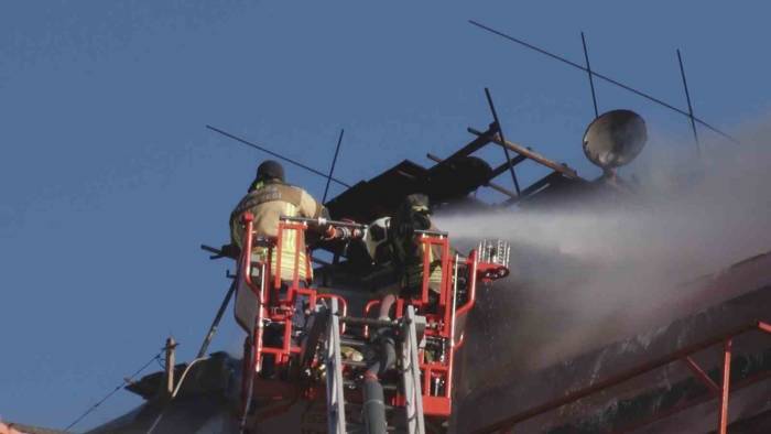 Ankara’da Çatı Yangını Kontrol Altına Alındı