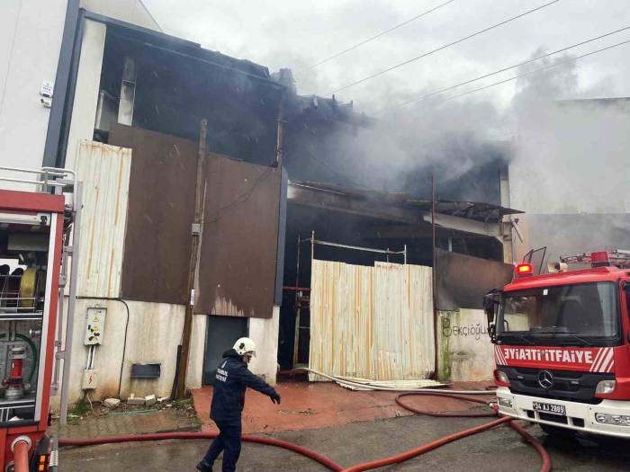 Ataşehir’de 3 İşyeri Alev Alev Yandı