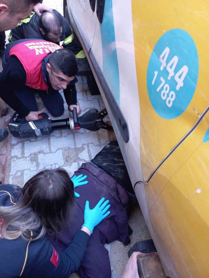 Kargo Dağıtım Aracının Altında Kalan Yaşlı Kadın Hayatını Kaybetti