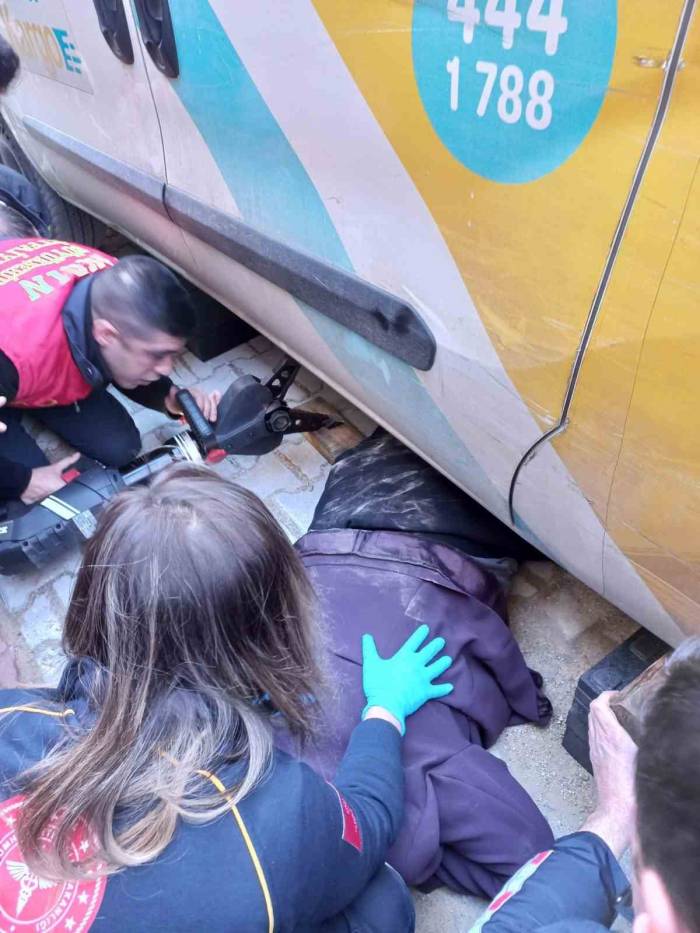 Kargo Dağıtım Aracının Altında Kalan Kadını İtfaiye Kurtardı