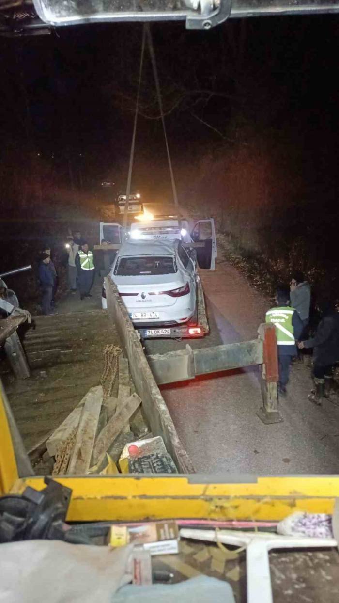 Şarampole Yuvarlanan Otomobilden 2 Genç Burnu Bile Kanmadan Kurtuldu