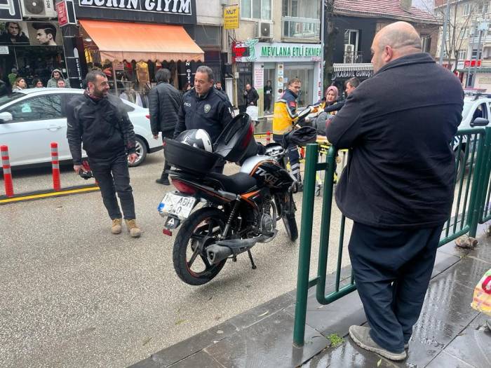 Bilecik’te Seyir Halindeki Motosikletin Devrilmesi Sonucu Sürücü Yaralandı