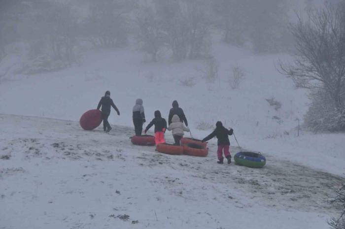 Tatilin Keyfini Kayarak Çıkardılar: Şambrellerle Doyasıya Eğlendiler