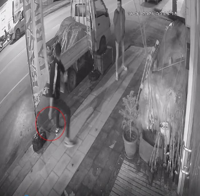 Ellerinde Bıçakla Geldiler, İş Yeri Reklam Afişini Parçalayıp Yollarına Devam Ettiler