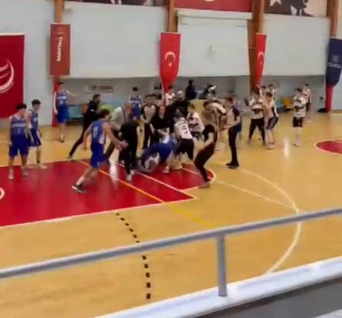 Basketbol Sahası Boks Ringine Döndü..bir Oyuncu Yaralandı...(Düzeltme-tekrar)