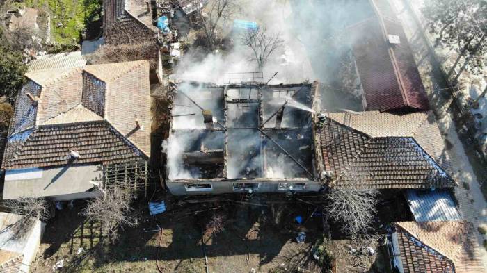 Ocakta Unutulan Süt, Evi Kül Etti: Yaşlı Kadın Gözyaşlarıyla Evinin Yanışını İzledi