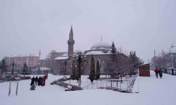 Erzurum’da Kar Yağışı Etkili Oluyor, 144 Köy Yolu Kapalı