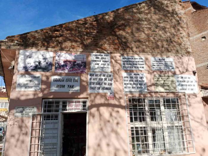 Dükkânının Duvarına Astığı Güzel Sözler Görenlerin Beğenisini Kazandı