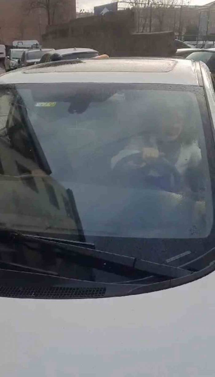 İstanbul’da “Motosikletin Hurda” Kavgası Kamerada: Kurye Motoruna Çarpan Kadının Önünü Kesti