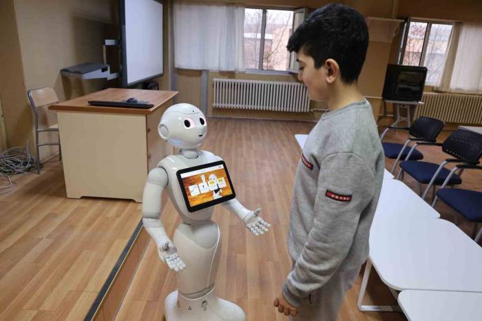 Otizmli Çocuklar İnsansı Robot ’pepper’ İle Öğrenecek