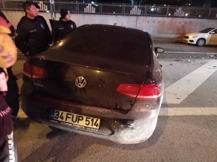 Kadıköy’de Kontrolden Çıkan Otomobil Bariyere Çarptı: 3 Yaralı