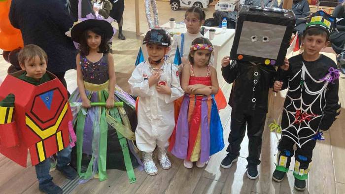 Bu Kostümleri Minikler Geri Dönüşüm Malzemelerinden Üretti