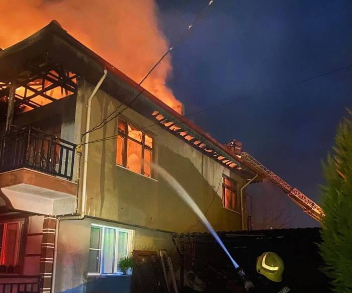 Bacadan Çıkan Yangın Evi Kullanılamaz Hale Getirdi