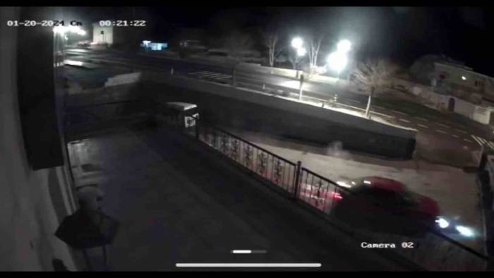 Kontrolden Çıkan Otomobil İş Yerinin Bahçesine Uçtu