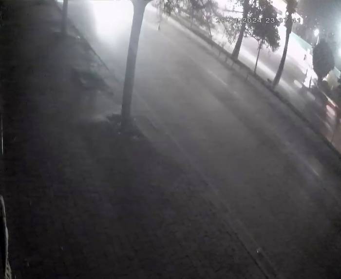 Yolun Karşısına Geçmeye Çalışırken 2 Otomobilin Altında Kalıp Hayatını Kaybetti