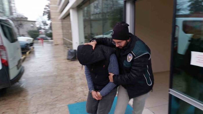 Otobüsteki Uyuşturucuyu Alırken Kapılar Üzerine Kilitlenip, Polise Teslim Edildi