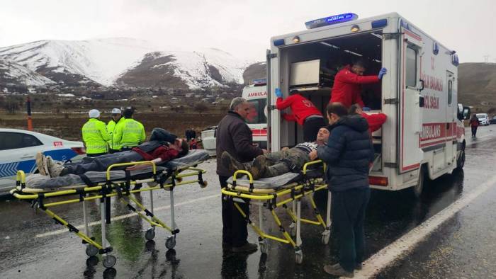 Yolcu Midibüsü Şarampole Devrildi: 20 Yaralı