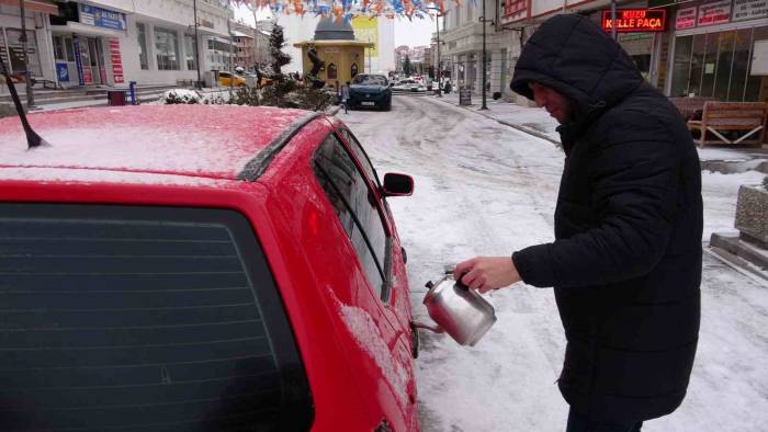 Soğuk Hava Nedeniyle Araçların Kapı Kilitleri Dondu