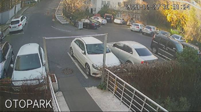 Beşiktaş’ta Dehşet Anları Kamerada: Fren Yerine Gaza Basınca Bina Boşluğuna Uçtu