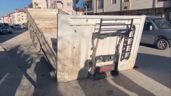 Seyir Halindeki Tırın Dorsesi Ayrılıp Otomobile Çarptı: 1 Çocuk Yaralı