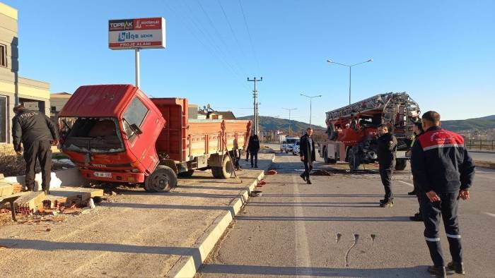 İtfaiye Aracı Park Halindeki Kamyonete Çarptı: 2 Yaralı