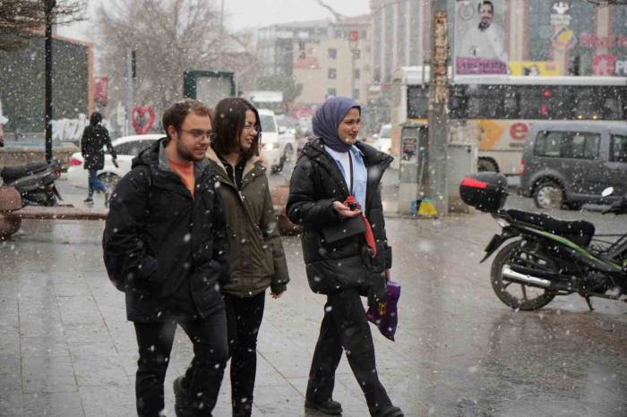 Erzincan’da Kar Yağışı Vatandaşları Sevindirdi