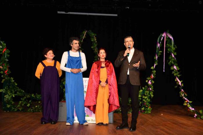 Esenyurt Belediye Başkanı Bozkurt, Çocuklarla Birlikte Zeytin Ülkesi Masalı’nı İzledi