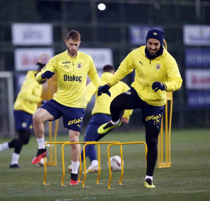 Fenerbahçe, Başakşehir Maçı İçin Kampa Girdi