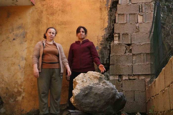 Depremden Değil De Ağırlıkları 2 Tonu Bulan Kayalardan Korkuyorlar