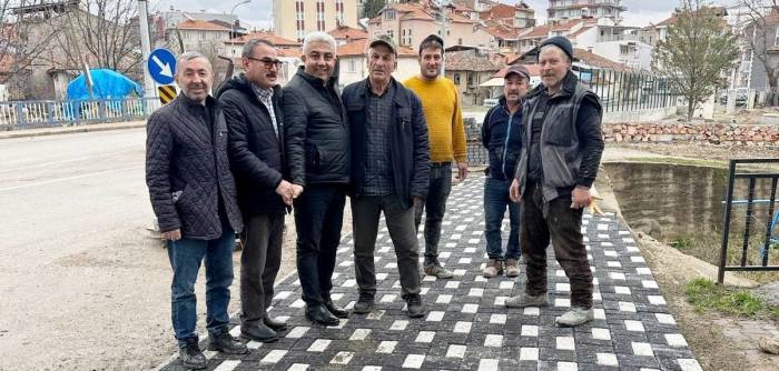 Hisarcık’ta Kaldırımlara Döşenen Siyah Beyaz Dekoratif Parke Taşları Görsel Güzellik Sunuyor