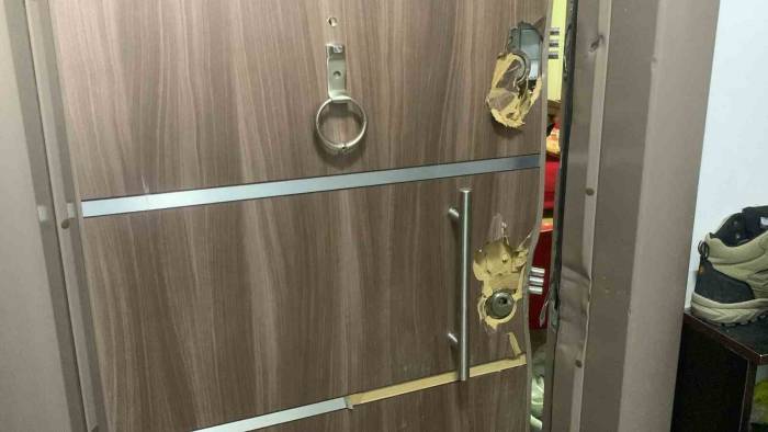 Bileğini Kesip Fotoğrafını Yolladı, Dairenin Kapısı Kırılarak Kurtarıldı