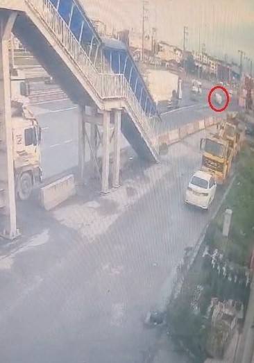 Kararsız Sürücü Bariyere Çarptı: O Anlar Kamerada