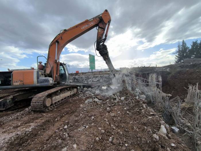 Tem Otoyolu Üzerindeki Menfez Yıkılıyor