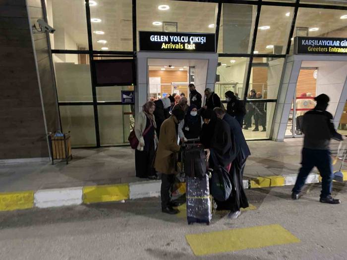 Umre Kafilesini Taşıyan Uçakta Şüpheli Paket Alarmı: Uçak Geri Döndü