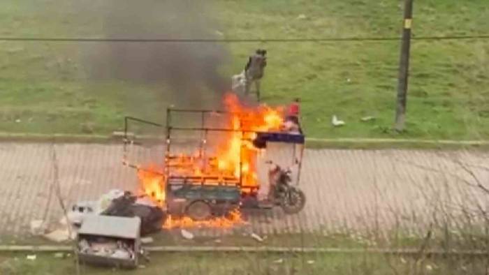 Alev Alev Yanan Ekmek Teknesini Çaresiz Gözlerle İzledi