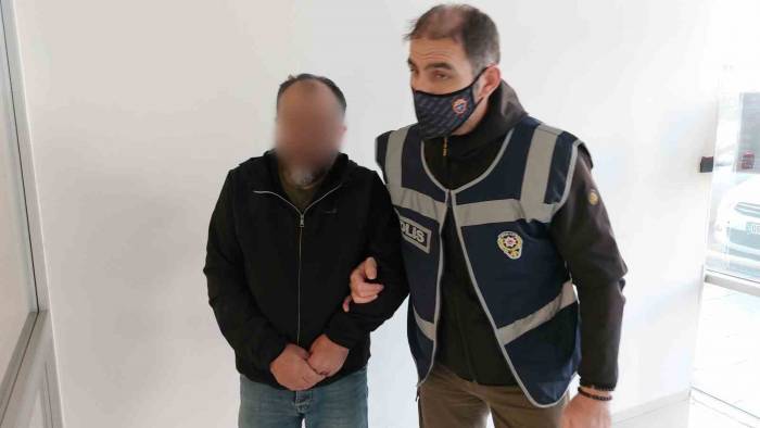 Evine Gelip Eşini Rahatsız Edeni Bıçakladı