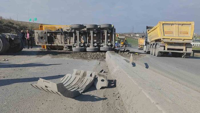 Sultangazi’de Feci Kaza: Damper Yerinden Koptu Hafriyat Yola Döküldü