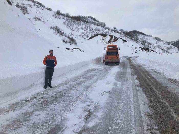 Tunceli’de Kapalı Bulunan 19 Köy Yolunu Ulaşıma Açma Çalışmaları Sürüyor