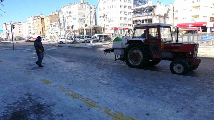 Buzlanan Kaldırımlar Solüsyonla Çözülüyor