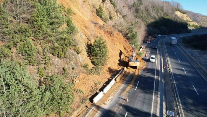 Karayolundaki Heyelanı Temizleme Çalışması Havadan Görüntülendi