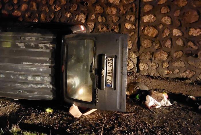 Hafif Ticari Araç İstinat Duvarına Çarptı: 4 Yaralı