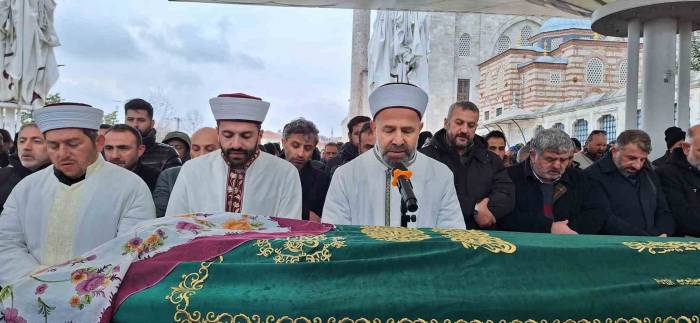 Antalya’da Cansız Bedeni Bulunan Merve Şevval Elmas, İstanbul’da Son Yolculuğuna Uğurlandı