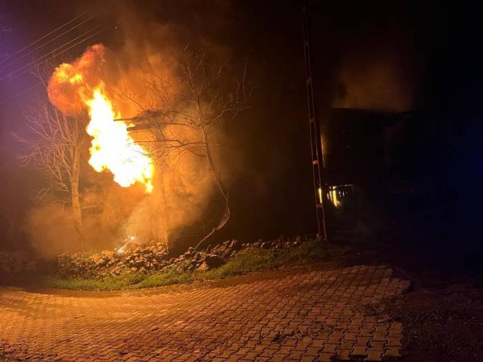 Alanya’da İki Katlı Evdeki Yangın Söndürüldü