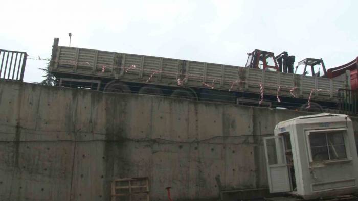 Başakşehir’de Kontrolden Çıkan Tır, İş Yeri Bahçesine Düştü: O Anlar Kamerada