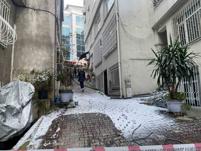 Beyoğlu’nda Binada Çıkan Yangın Korkuttu: Mahsur Kalan Yaşlı Kadın Kurtarıldı